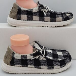 Hey Dude Wally Buffalo Black / White Plaid Shoes Size 2